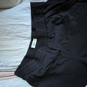 Everlane black cotton shorts with pockets and back patch pocket